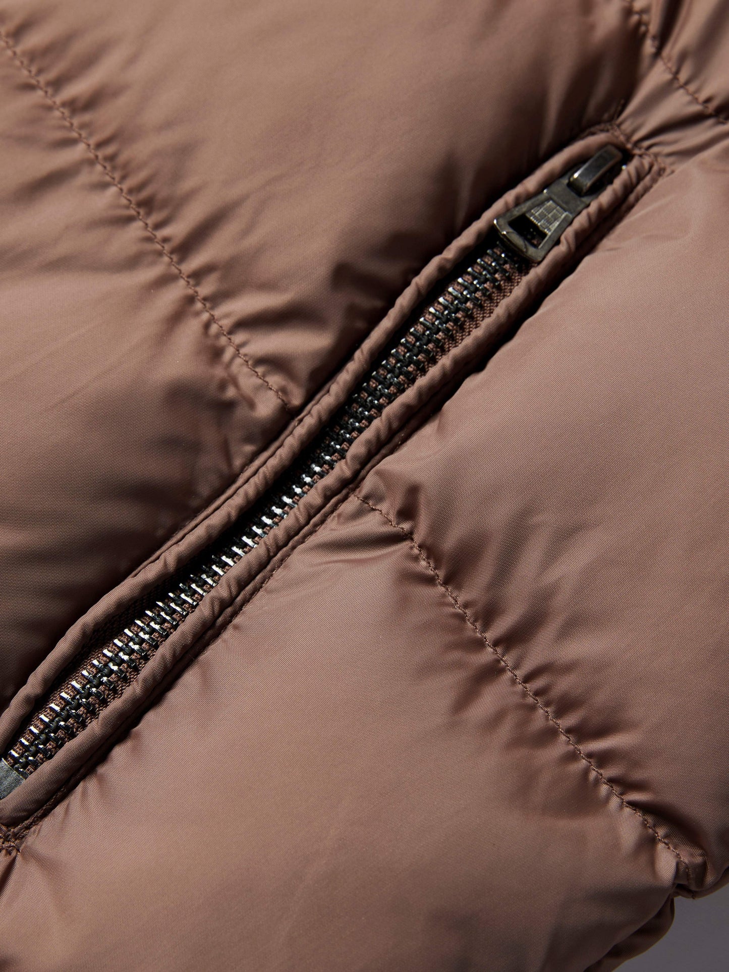 Herrjacka i vadderat tyg med konstpälskrage – Varm enfärgad dragkedjejacka