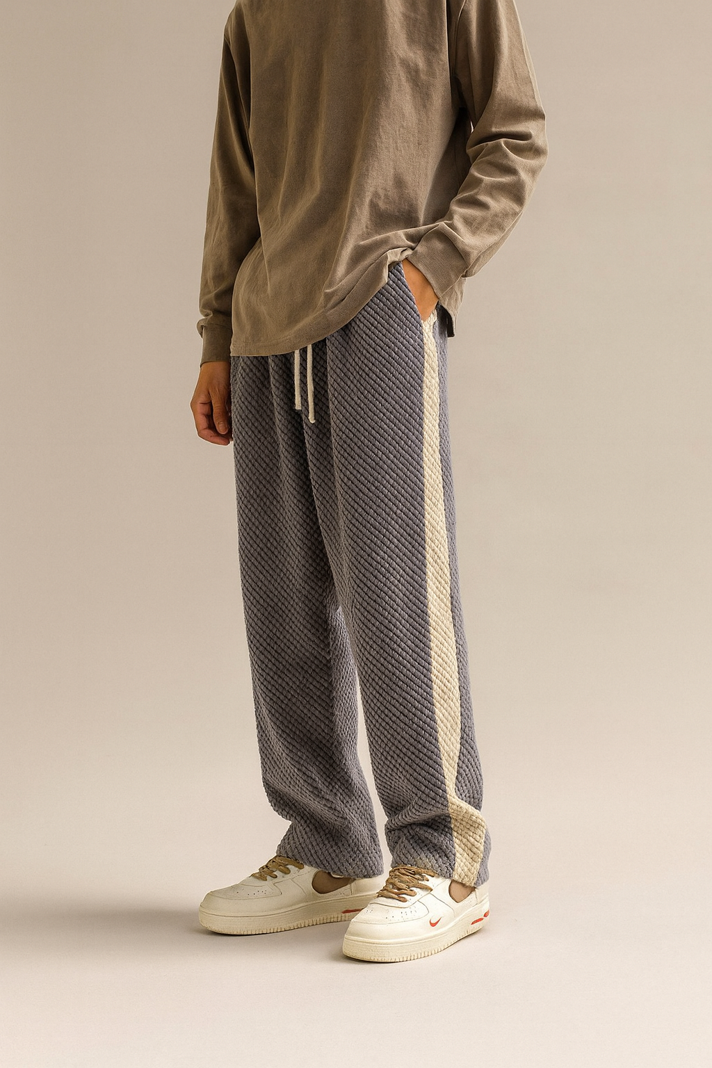 Herrbyxor med vida ben och ränder – löst sittande byxor